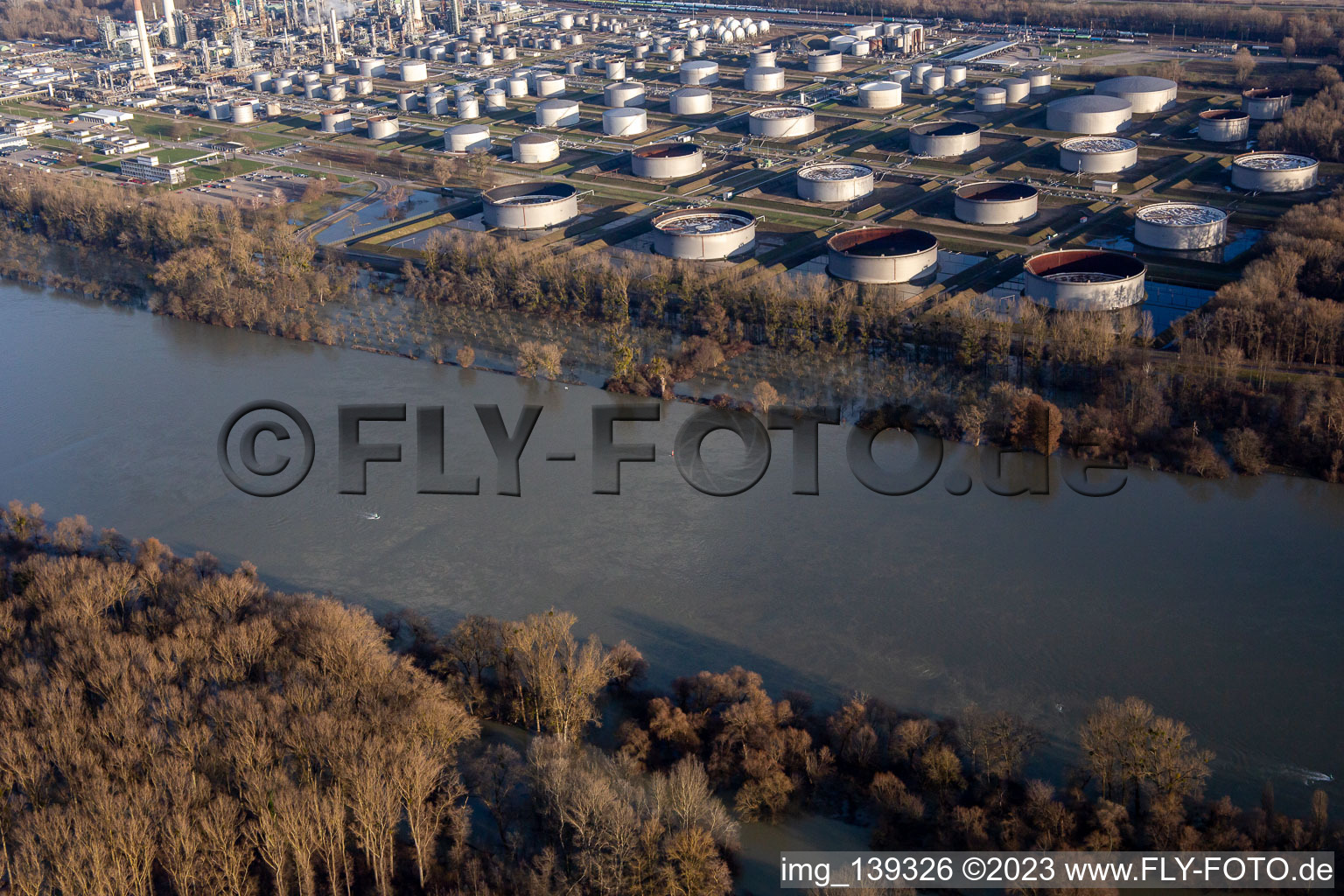 Vue aérienne de Inondation du parc de stockage MiRO Karlsruhe lors de la crue du Rhin à le quartier Knielingen in Karlsruhe dans le département Bade-Wurtemberg, Allemagne