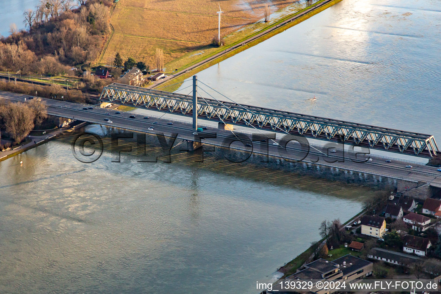 Vue aérienne de Ponts sur le Rhin Maxau à le quartier Knielingen in Karlsruhe dans le département Bade-Wurtemberg, Allemagne