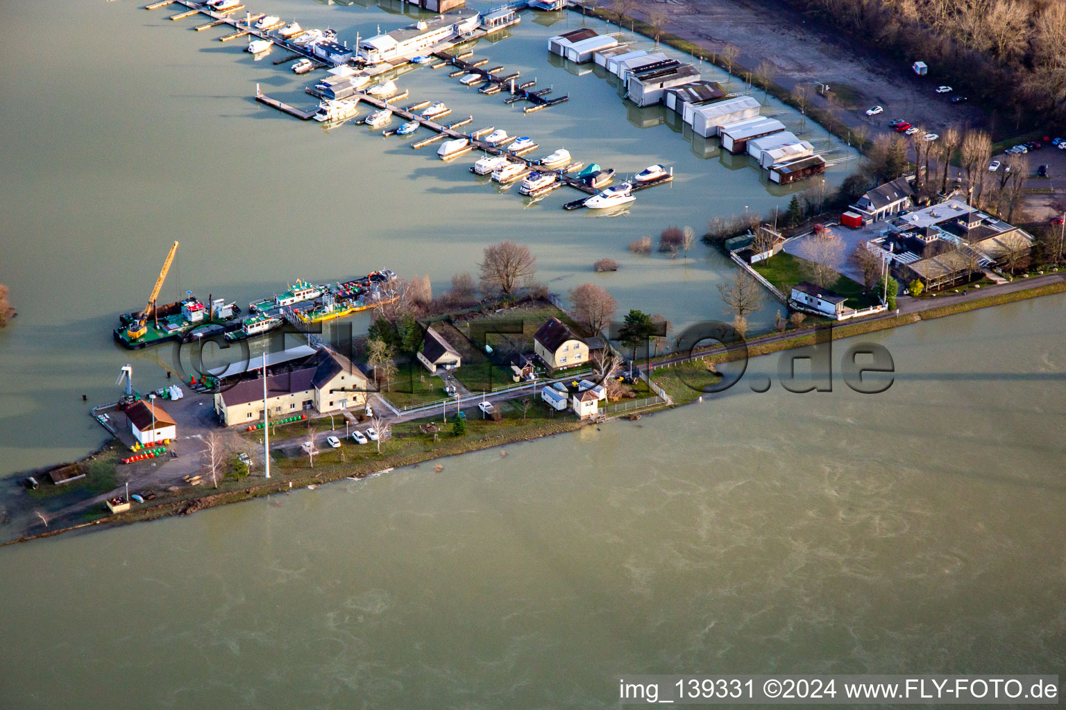Vue aérienne de Les voies navigables et le bureau de navigation de Maxau ont été inondés lors des crues du Rhin à le quartier Knielingen in Karlsruhe dans le département Bade-Wurtemberg, Allemagne