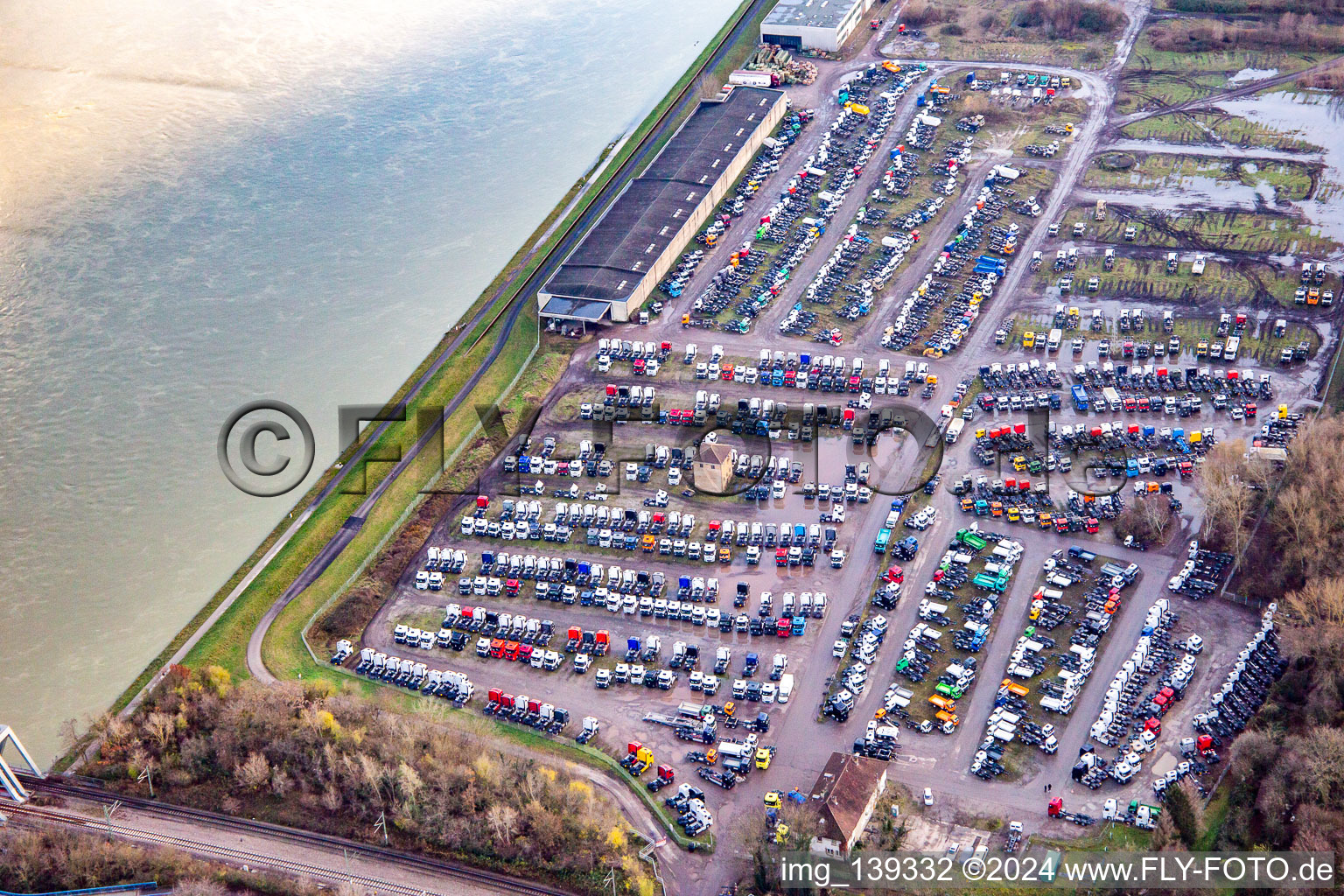 Vue aérienne de Entrepôt de camions de Zeltmann Kfz-Transfer GmbH au bord du Rhin Maximiliansau à le quartier Maximiliansau in Wörth am Rhein dans le département Rhénanie-Palatinat, Allemagne