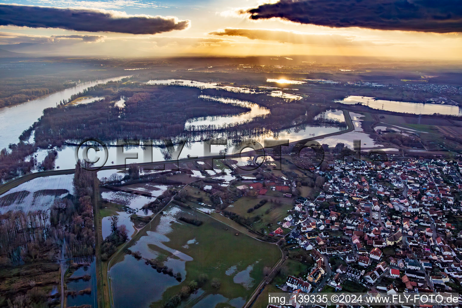 Vue aérienne de La réserve naturelle de Goldgrund dans la Hagenbacher Altrheinschleife est inondée en raison d'inondations à le quartier Maximiliansau in Wörth am Rhein dans le département Rhénanie-Palatinat, Allemagne