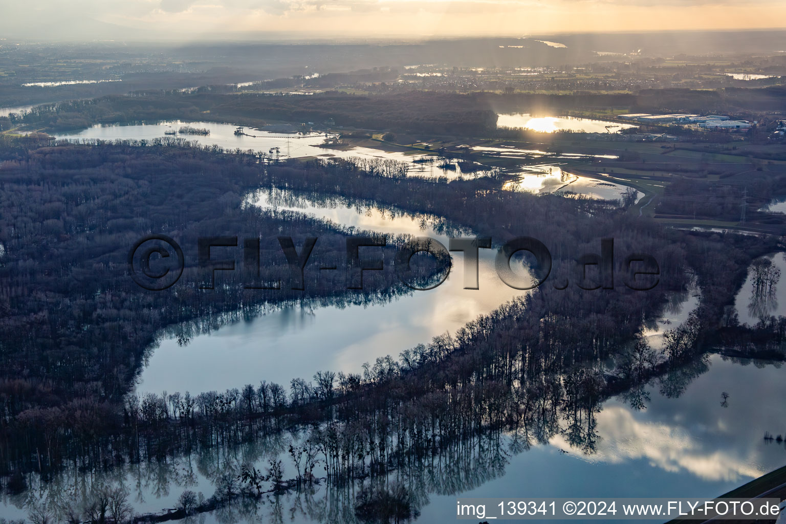 Vue aérienne de La réserve naturelle de Goldgrund dans la Hagenbacher Altrheinschleife est inondée en raison d'inondations à le quartier Maximiliansau in Wörth am Rhein dans le département Rhénanie-Palatinat, Allemagne