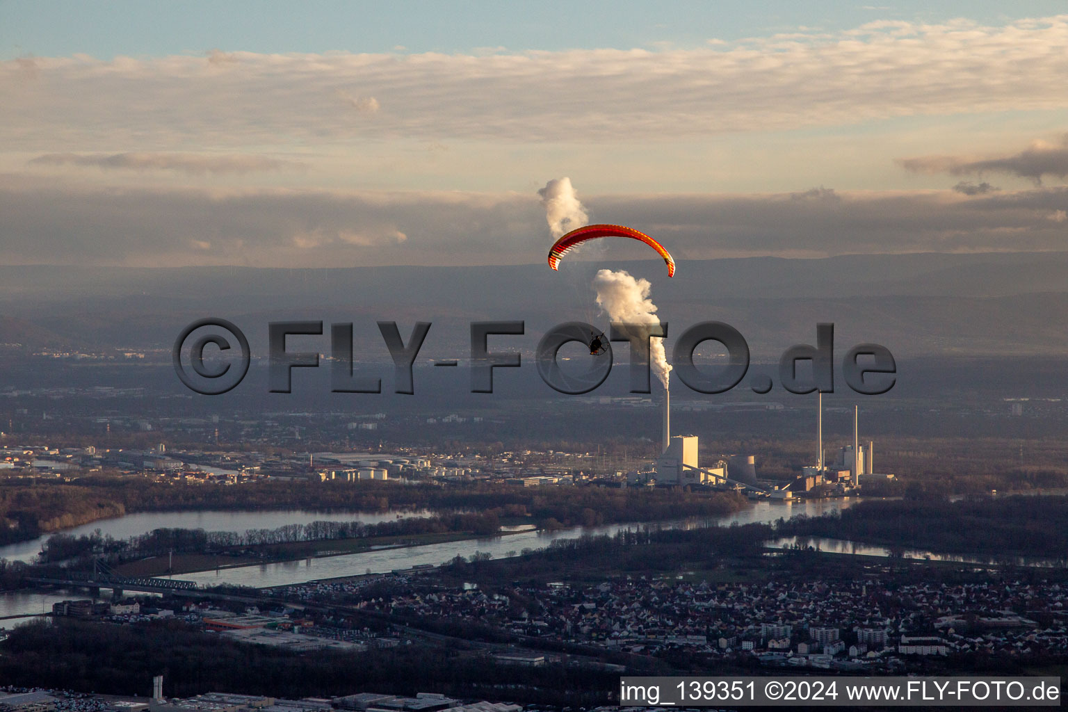 Vue aérienne de Parapente supérieur à Maximiliansau à le quartier Maximiliansau in Wörth am Rhein dans le département Rhénanie-Palatinat, Allemagne