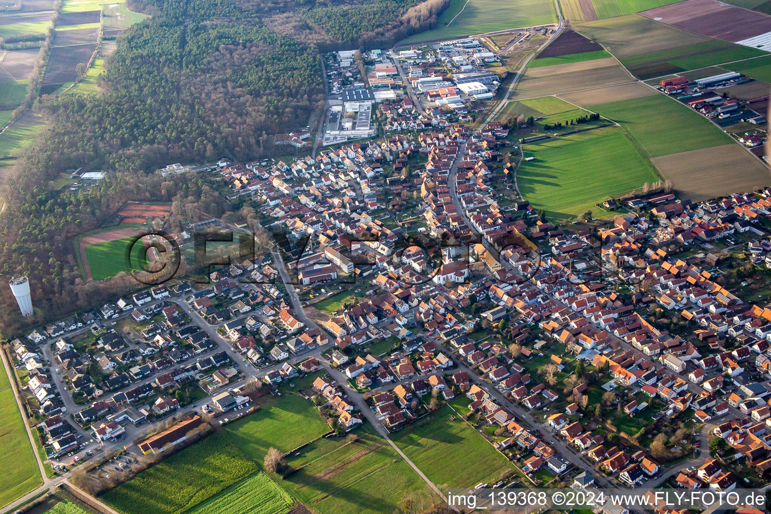 Vue aérienne de Du sud-est en hiver à Hatzenbühl dans le département Rhénanie-Palatinat, Allemagne