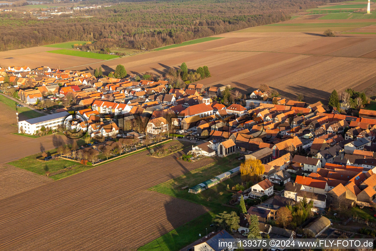 Vue aérienne de Cimetière du sud-ouest à le quartier Hayna in Herxheim bei Landau dans le département Rhénanie-Palatinat, Allemagne