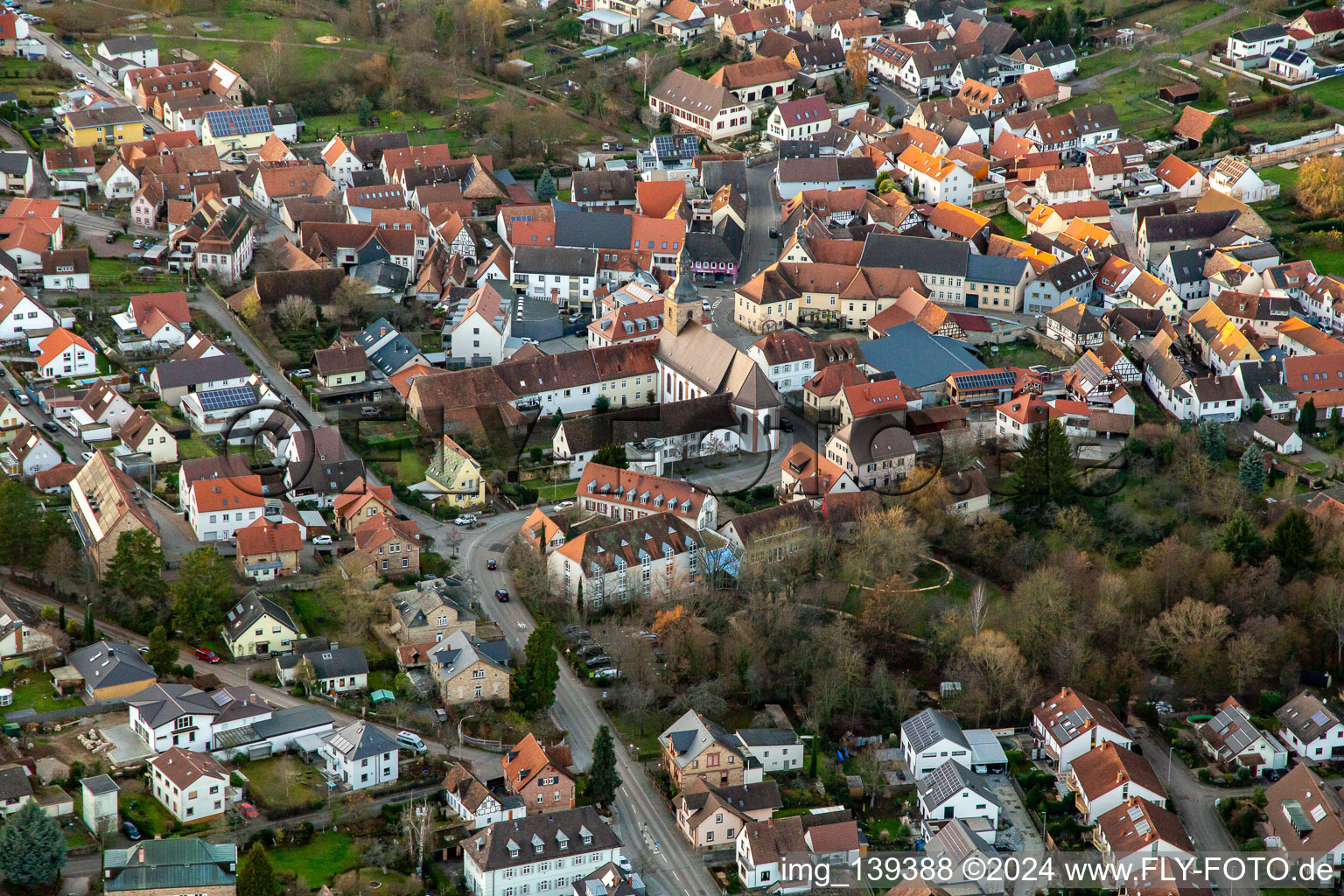 Vue aérienne de Collégiale à Klingenmünster dans le département Rhénanie-Palatinat, Allemagne