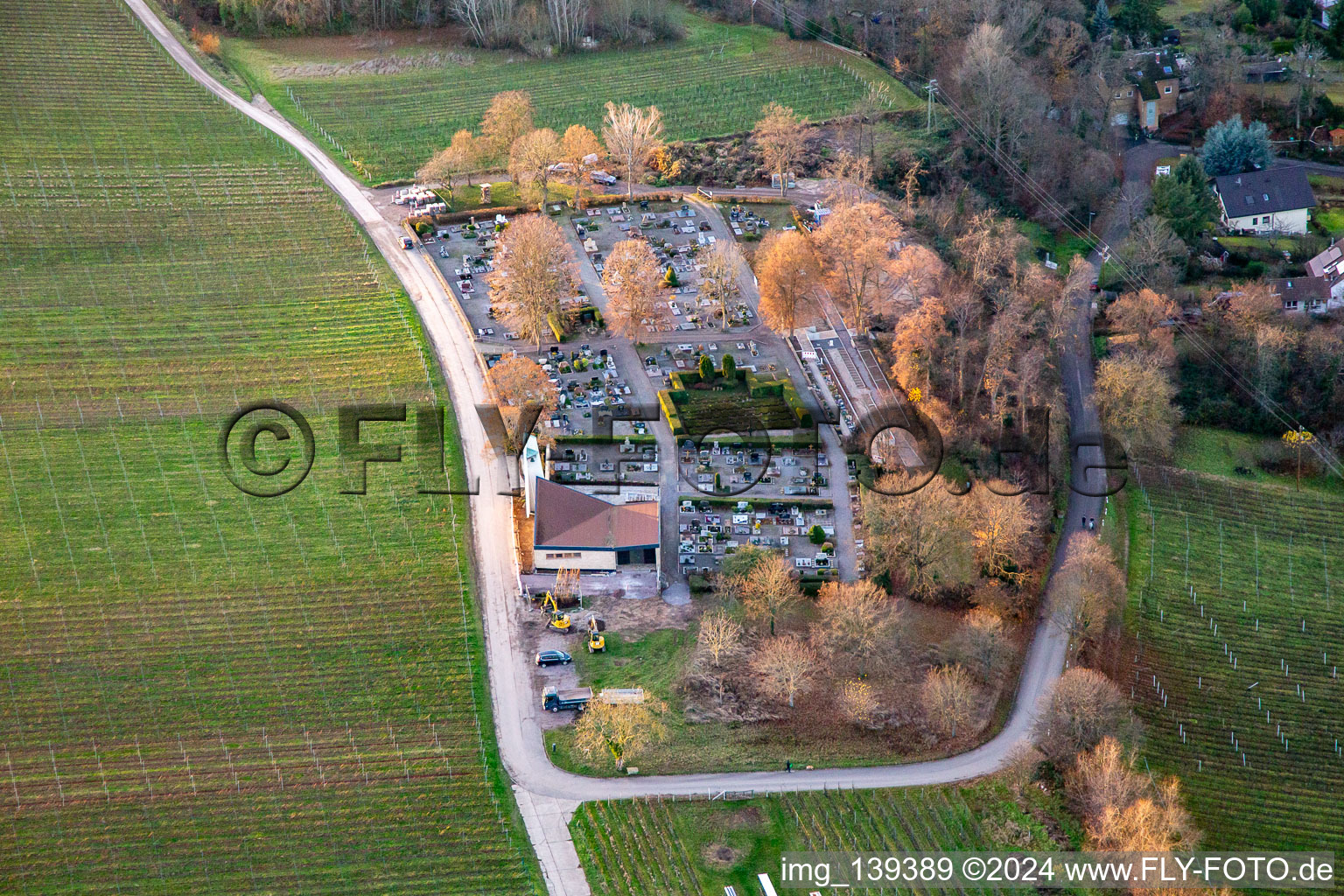 Vue aérienne de Cimetière au coucher du soleil en hiver à Klingenmünster dans le département Rhénanie-Palatinat, Allemagne