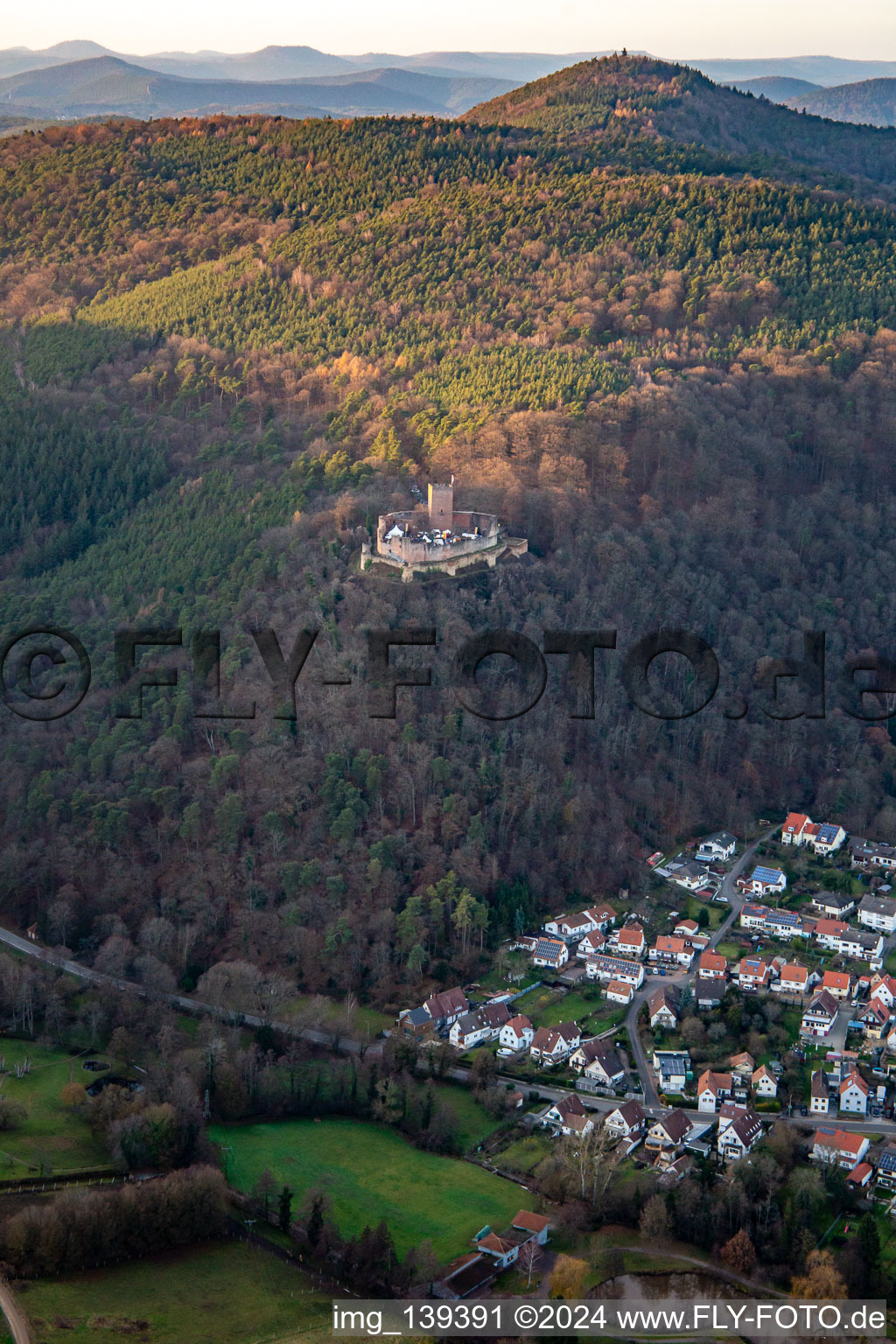 Vue aérienne de Marché de Noël aux ruines du château de Landeck à Klingenmünster dans le département Rhénanie-Palatinat, Allemagne