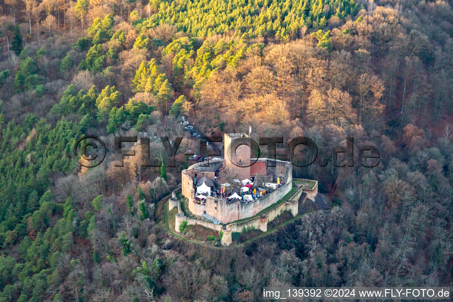 Vue aérienne de Marché de Noël aux ruines du château de Landeck à Klingenmünster dans le département Rhénanie-Palatinat, Allemagne