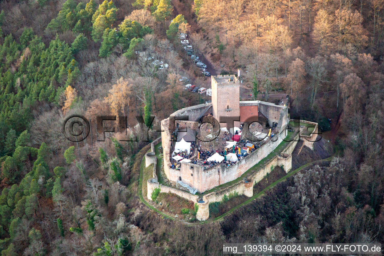 Photographie aérienne de Marché de Noël aux ruines du château de Landeck à Klingenmünster dans le département Rhénanie-Palatinat, Allemagne