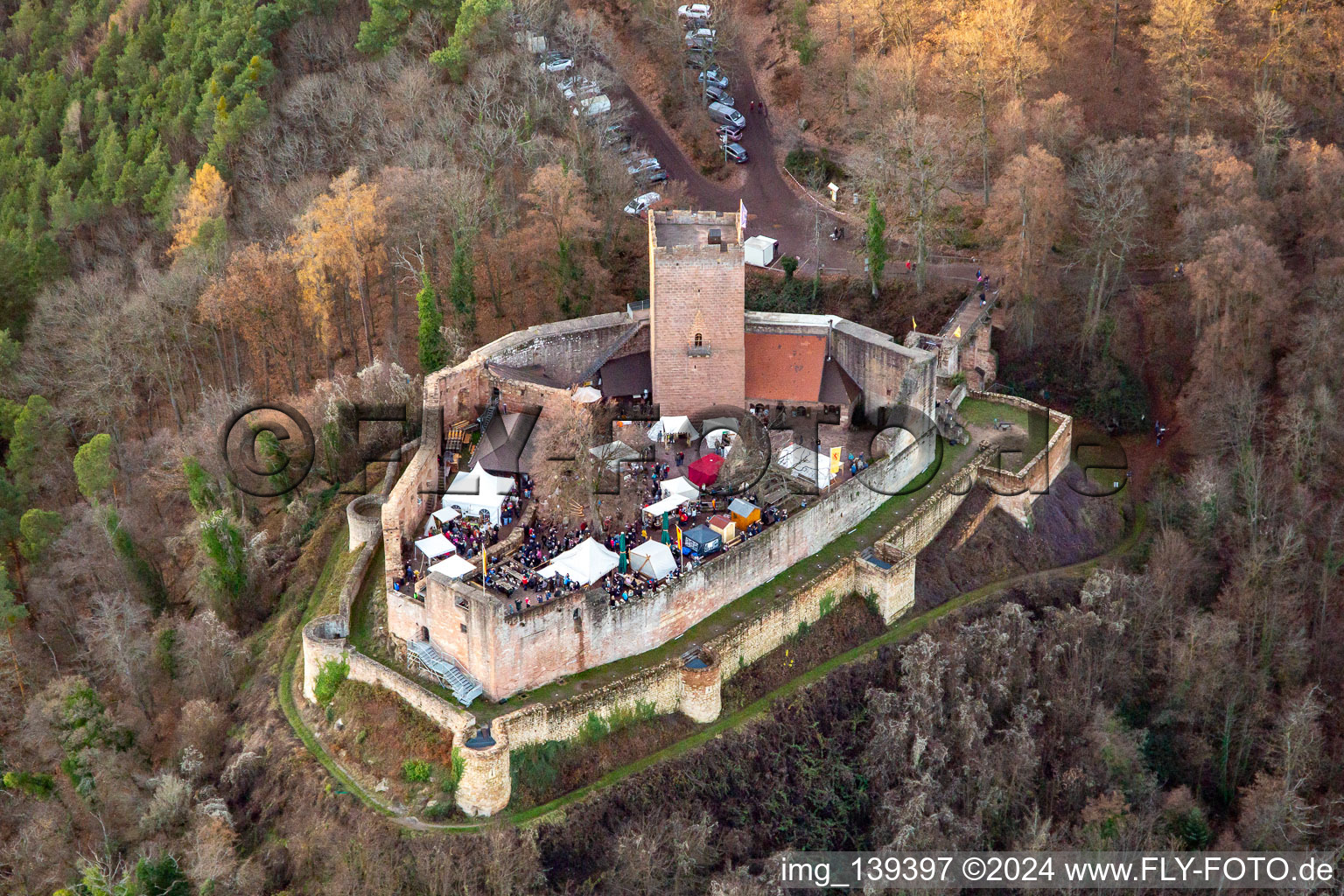 Vue oblique de Marché de Noël aux ruines du château de Landeck à Klingenmünster dans le département Rhénanie-Palatinat, Allemagne