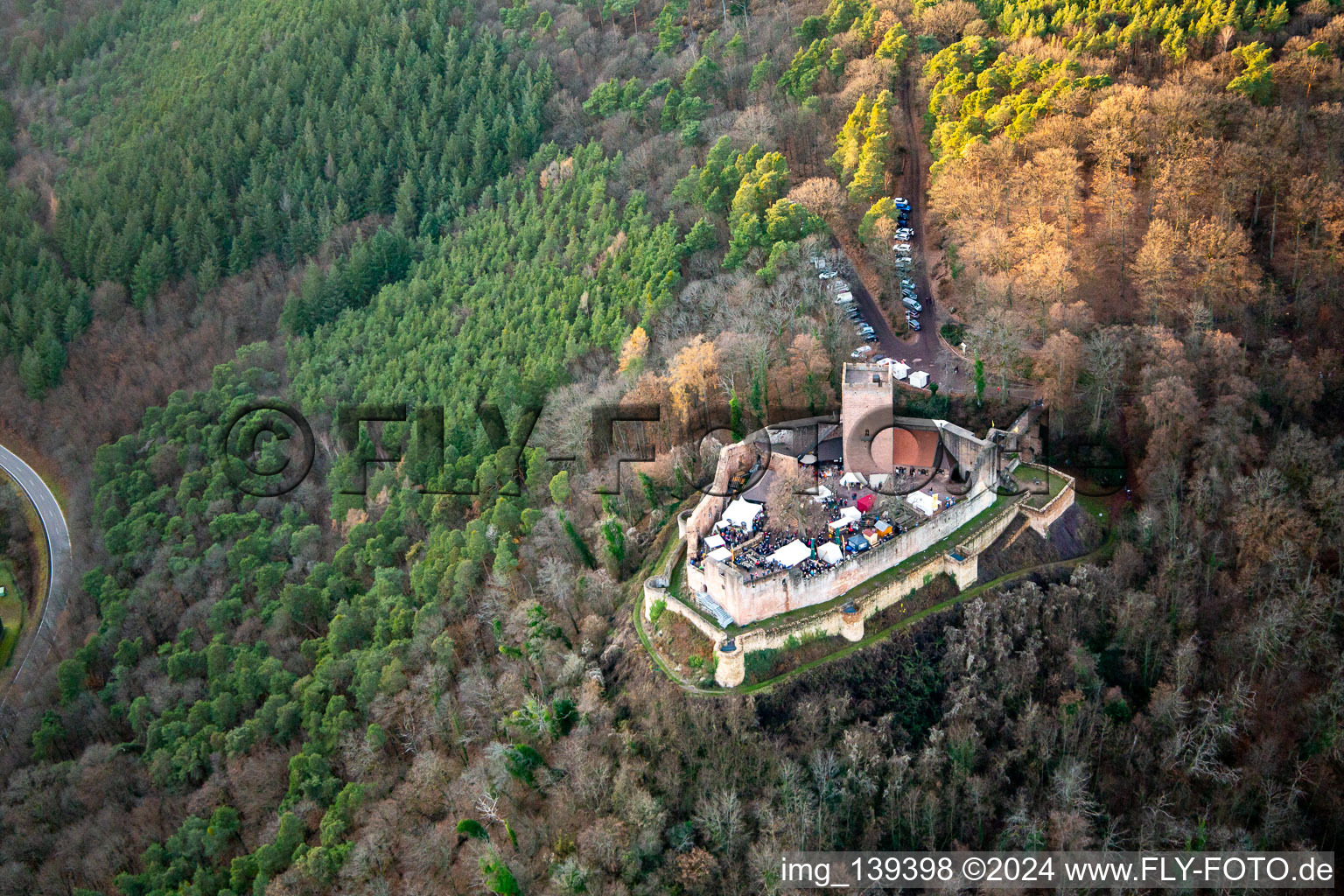 Marché de Noël aux ruines du château de Landeck à Klingenmünster dans le département Rhénanie-Palatinat, Allemagne d'en haut