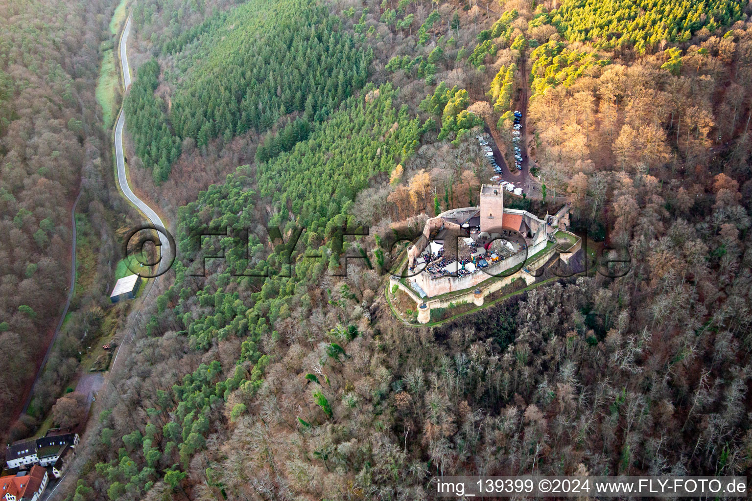 Marché de Noël aux ruines du château de Landeck à Klingenmünster dans le département Rhénanie-Palatinat, Allemagne hors des airs