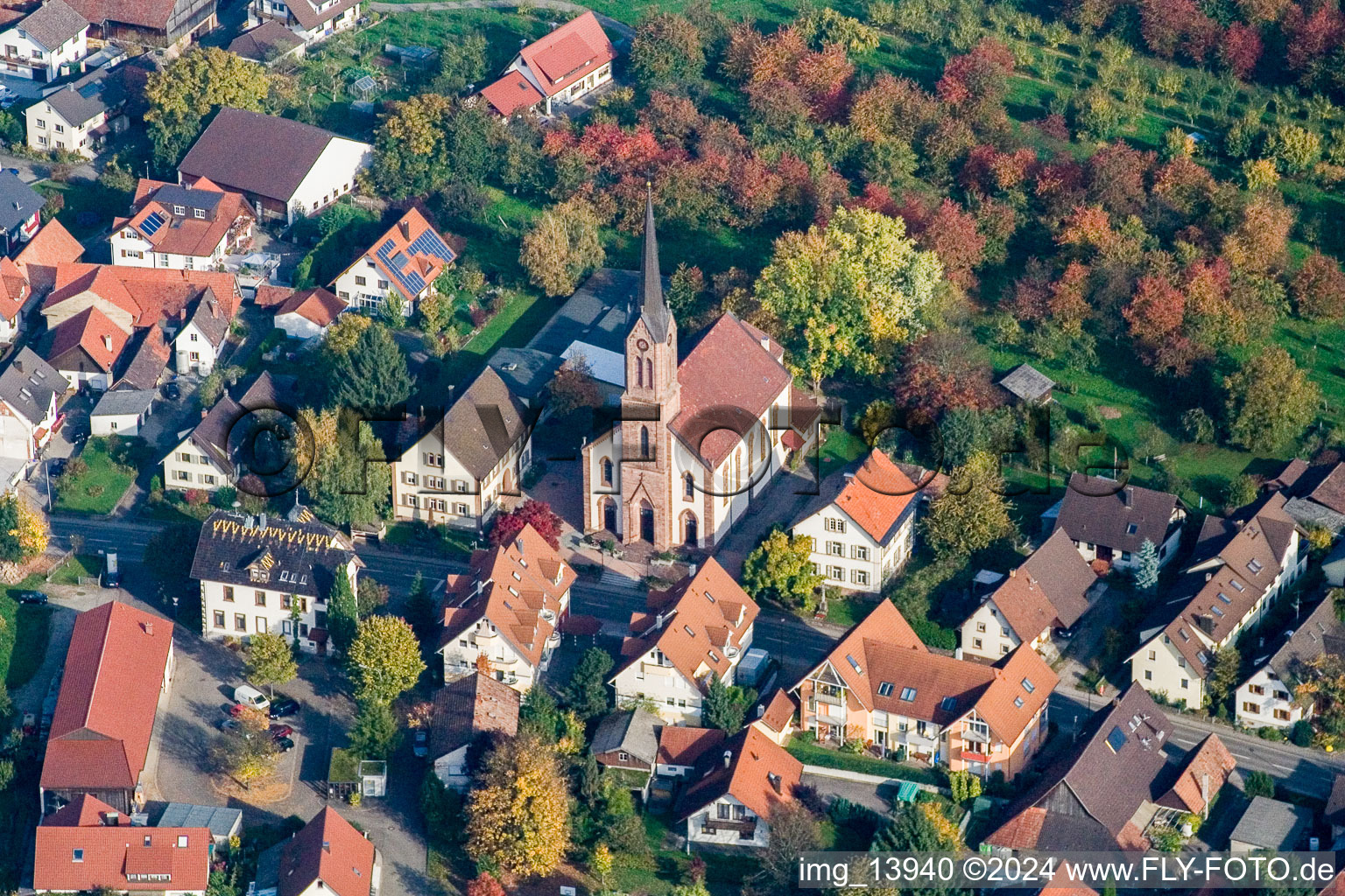 Vue aérienne de Bâtiment d'église au centre du village à le quartier Mösbach in Achern dans le département Bade-Wurtemberg, Allemagne