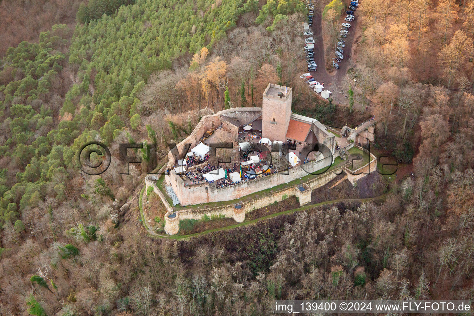 Marché de Noël aux ruines du château de Landeck à Klingenmünster dans le département Rhénanie-Palatinat, Allemagne vue d'en haut