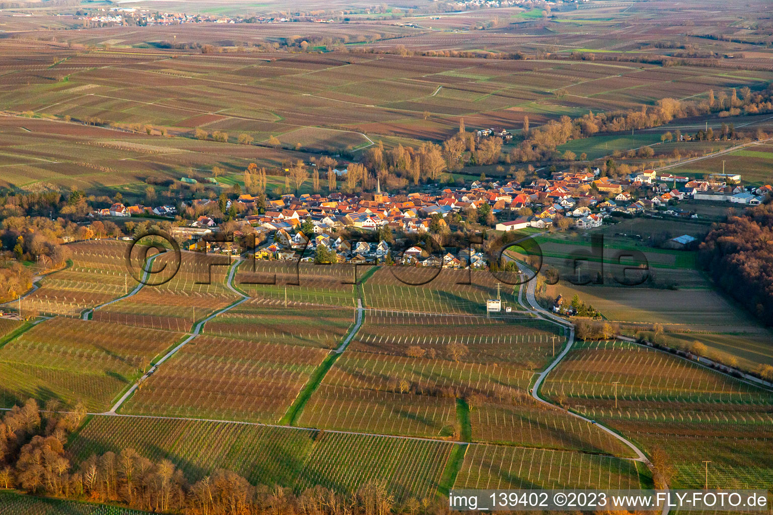 Vue aérienne de Du sud-ouest à le quartier Heuchelheim in Heuchelheim-Klingen dans le département Rhénanie-Palatinat, Allemagne