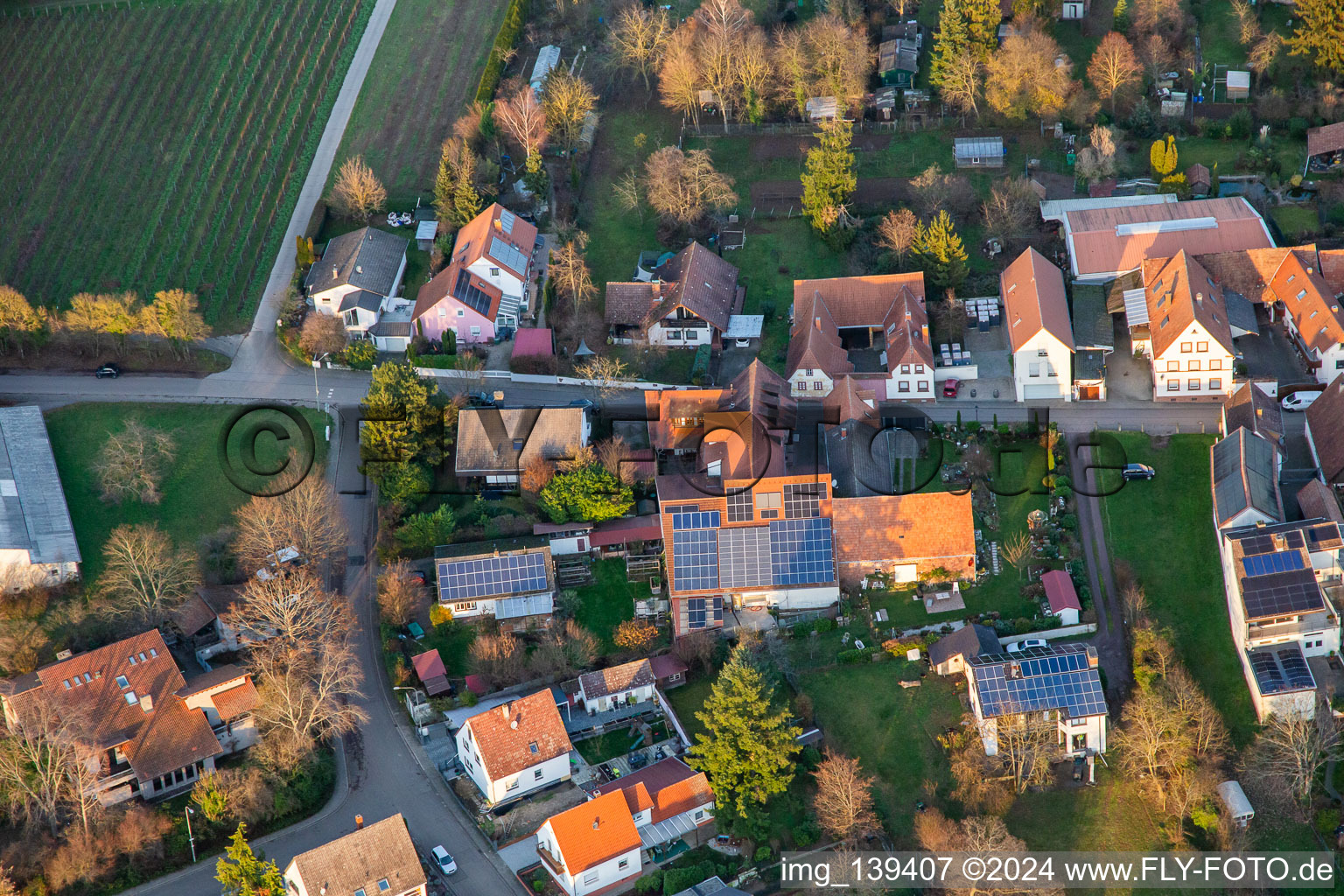 Vue aérienne de Domaine viticole/bar à vin Vogler à le quartier Heuchelheim in Heuchelheim-Klingen dans le département Rhénanie-Palatinat, Allemagne