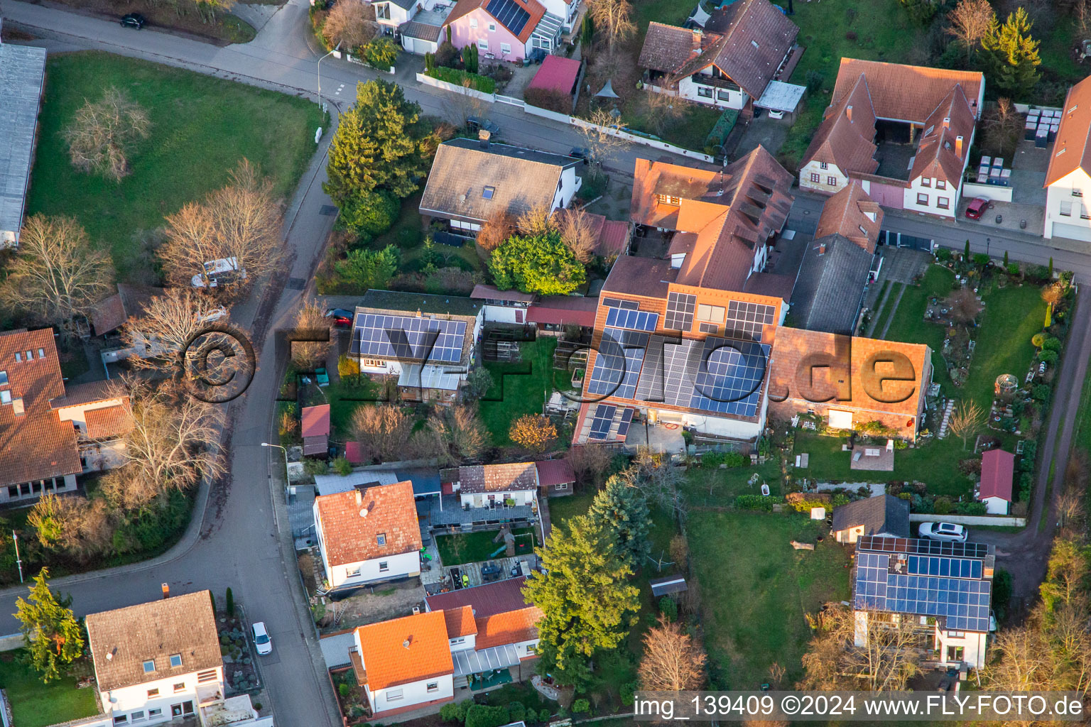 Vue aérienne de Domaine viticole/bar à vin Vogler à le quartier Heuchelheim in Heuchelheim-Klingen dans le département Rhénanie-Palatinat, Allemagne