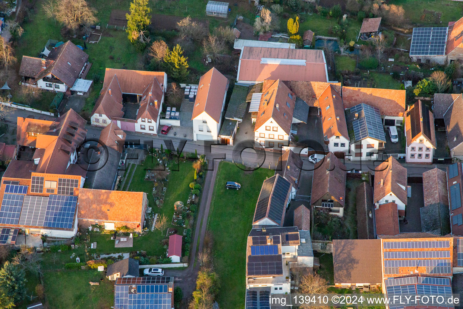 Vue aérienne de Rue principale du sud à le quartier Heuchelheim in Heuchelheim-Klingen dans le département Rhénanie-Palatinat, Allemagne