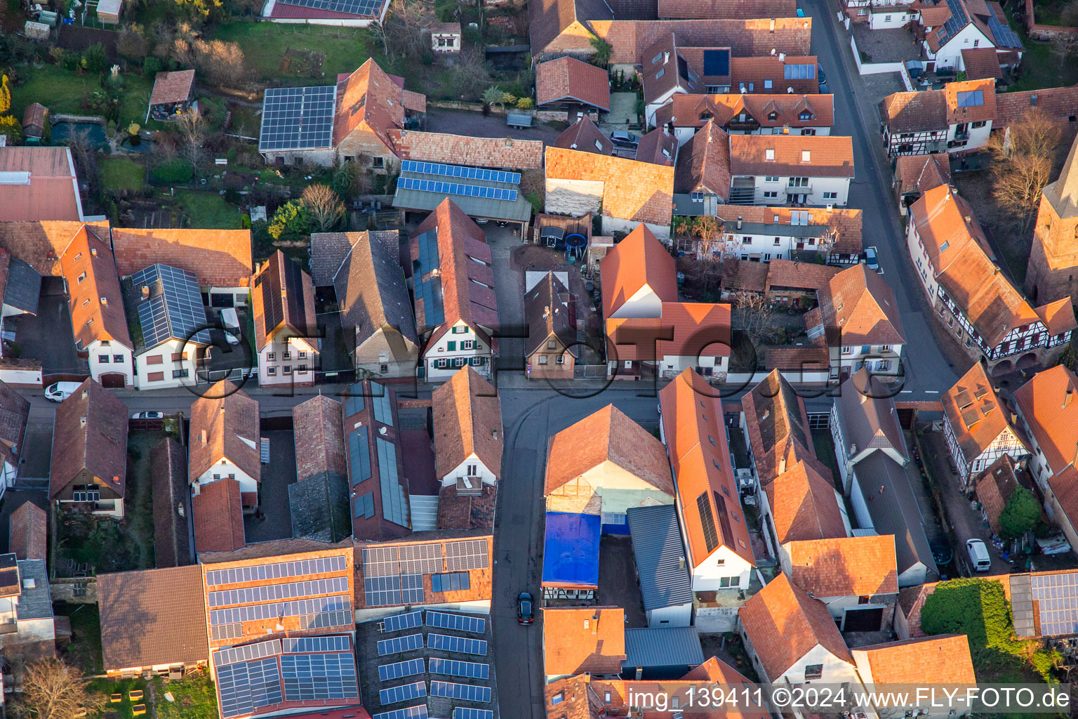 Vue aérienne de Rue principale du sud à le quartier Heuchelheim in Heuchelheim-Klingen dans le département Rhénanie-Palatinat, Allemagne