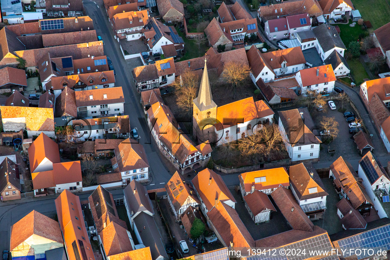 Vue aérienne de Église du sud à le quartier Heuchelheim in Heuchelheim-Klingen dans le département Rhénanie-Palatinat, Allemagne