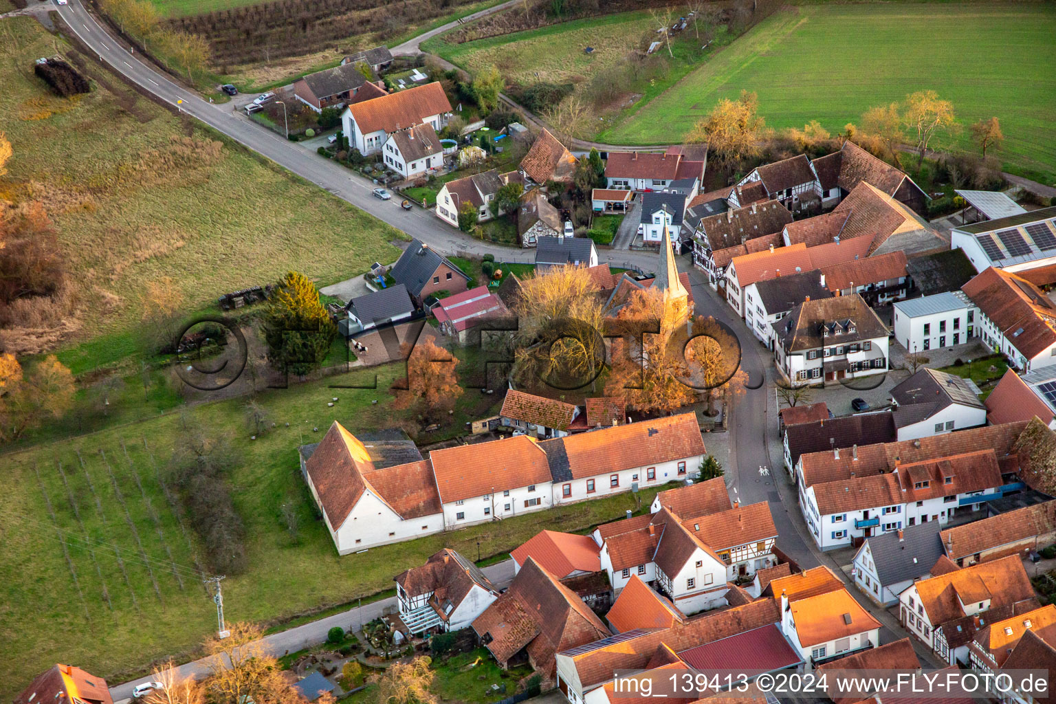 Vue aérienne de Église protestante à le quartier Klingen in Heuchelheim-Klingen dans le département Rhénanie-Palatinat, Allemagne