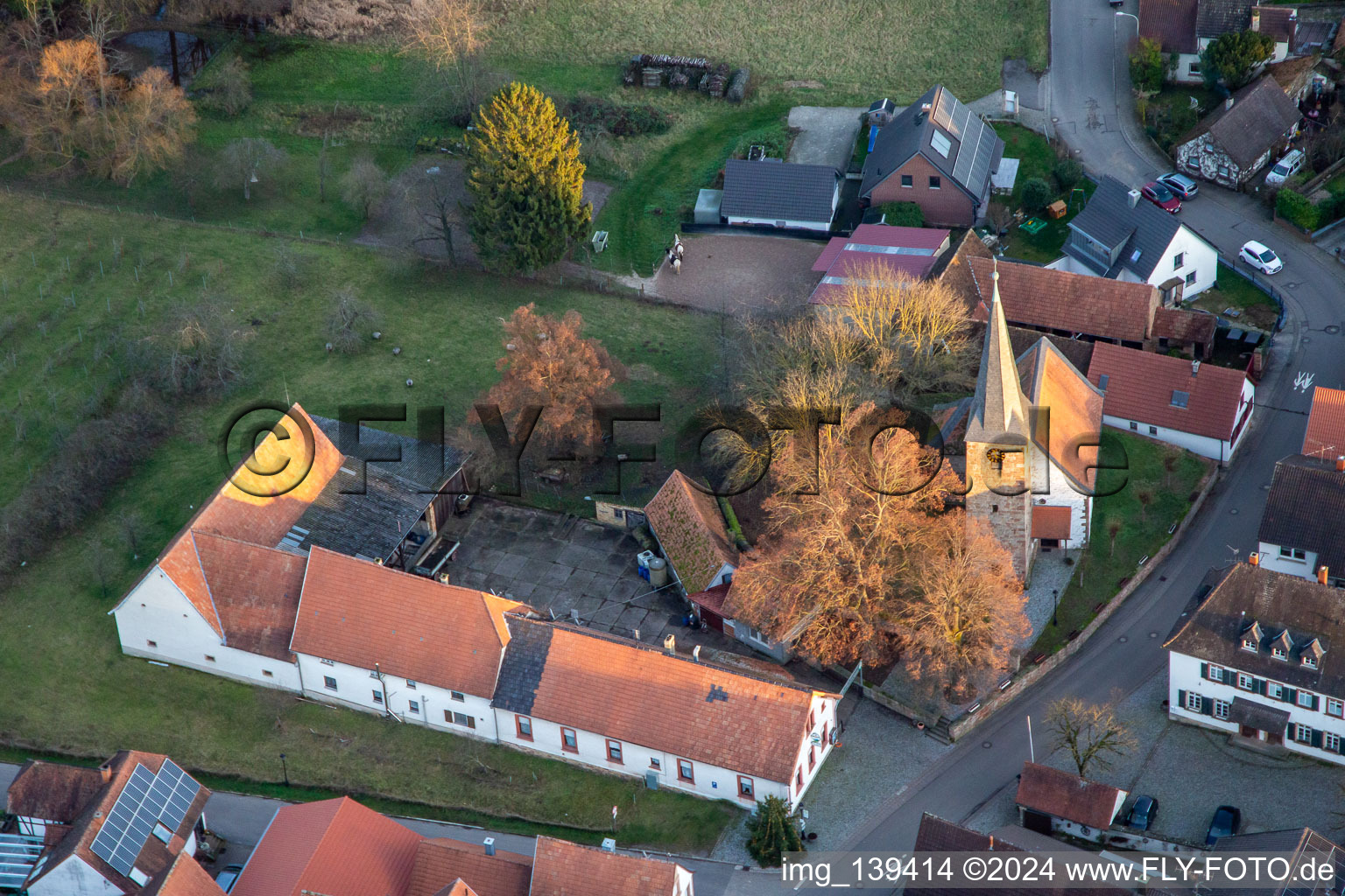 Vue aérienne de Église protestante à le quartier Klingen in Heuchelheim-Klingen dans le département Rhénanie-Palatinat, Allemagne