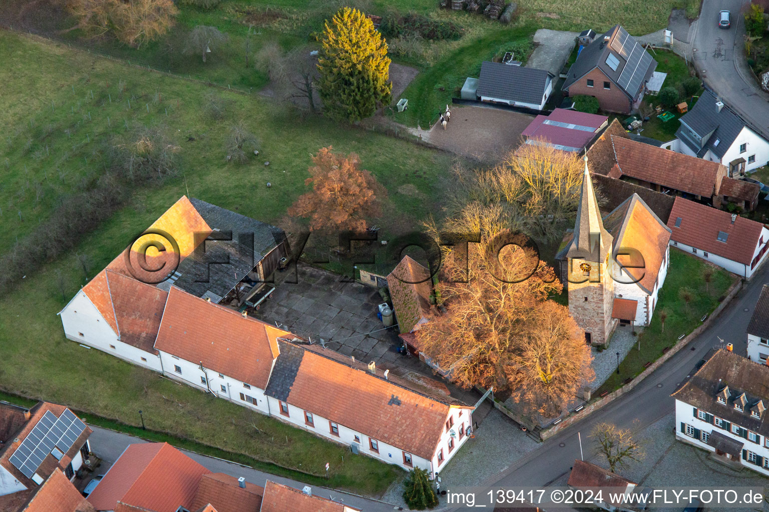 Photographie aérienne de Église protestante à le quartier Klingen in Heuchelheim-Klingen dans le département Rhénanie-Palatinat, Allemagne