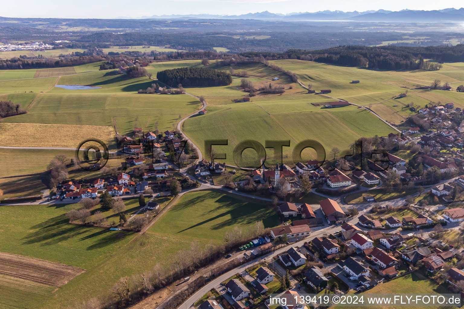 Vue aérienne de Cimetière à le quartier Degerndorf in Münsing dans le département Bavière, Allemagne