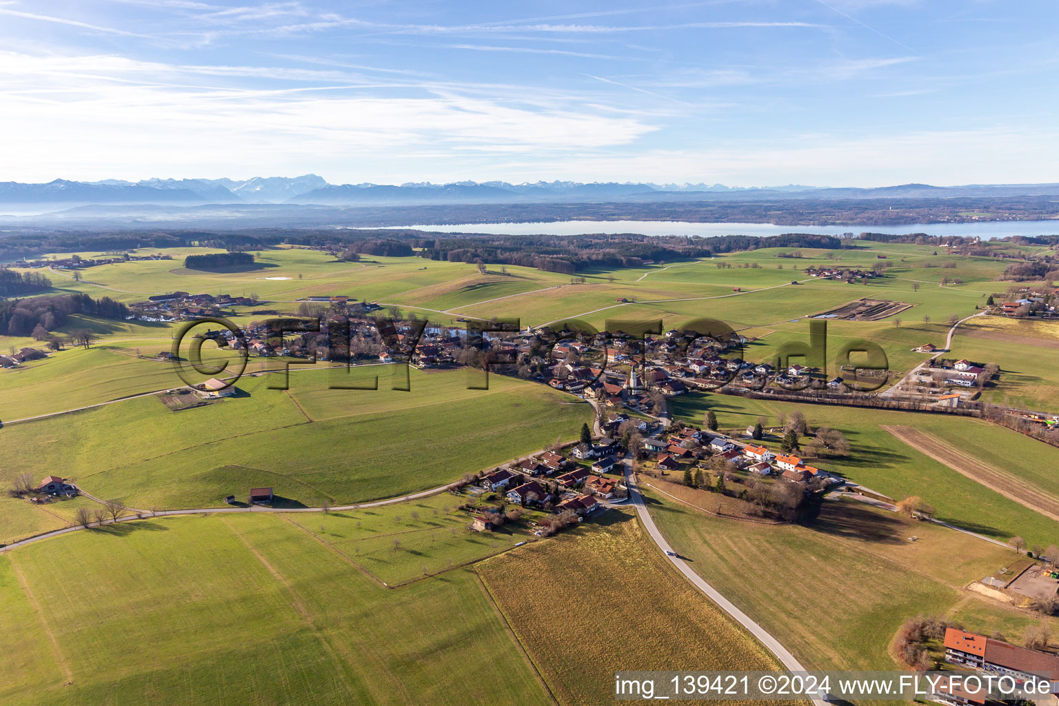 Vue aérienne de Cimetière à le quartier Degerndorf in Münsing dans le département Bavière, Allemagne