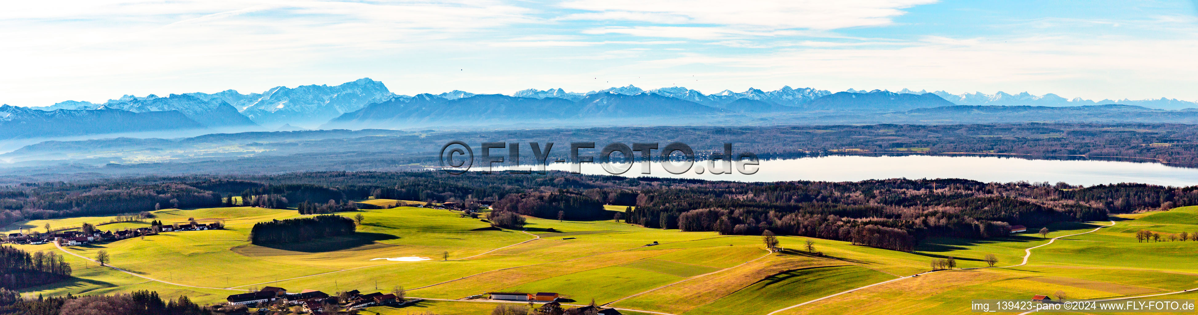 Vue aérienne de Avec panorama alpin autour de la Zugspitze à Starnberger See dans le département Bavière, Allemagne