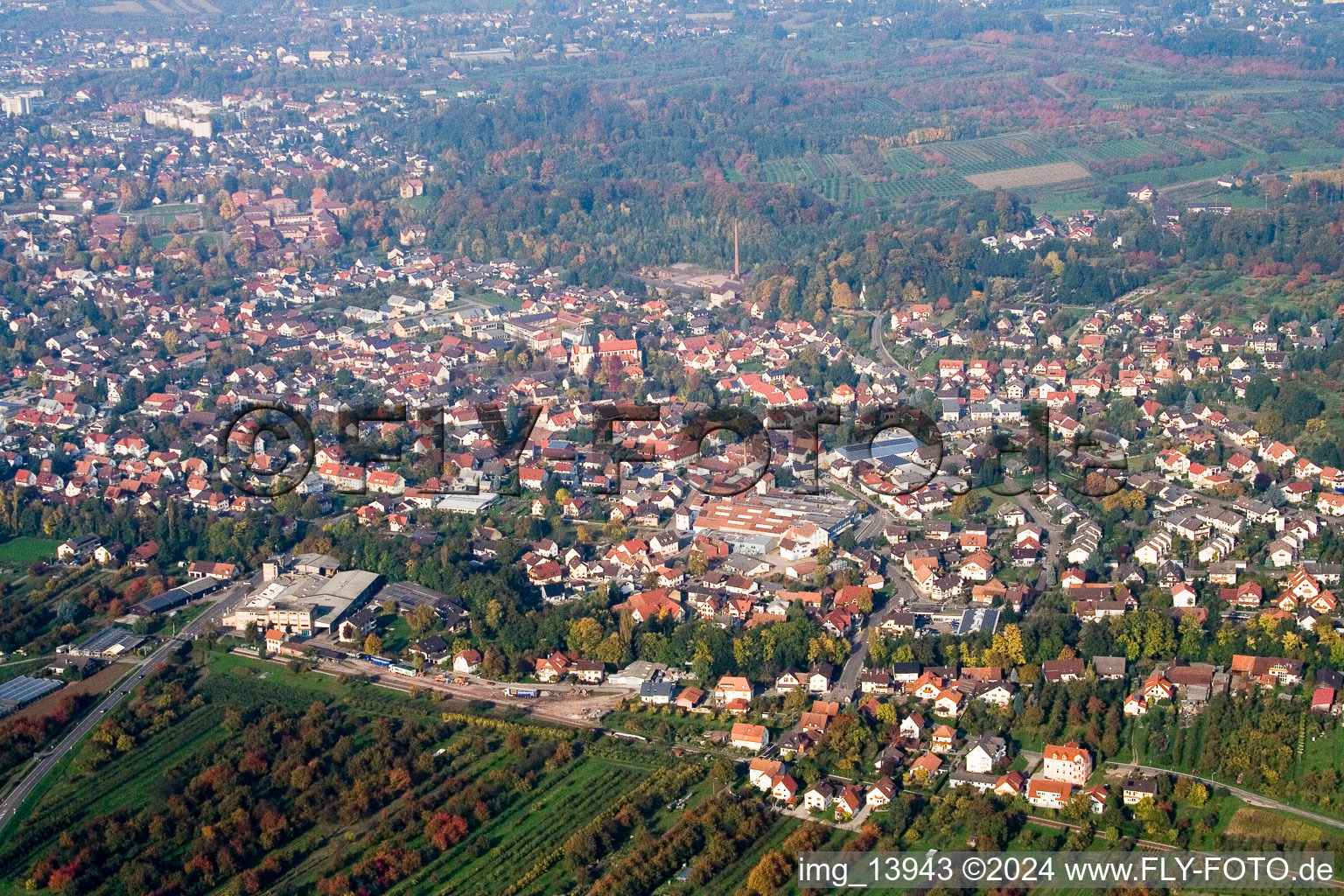 Vue aérienne de Vue panoramique sur la ville du centre-ville de Achern à le quartier Oberachern in Achern dans le département Bade-Wurtemberg, Allemagne