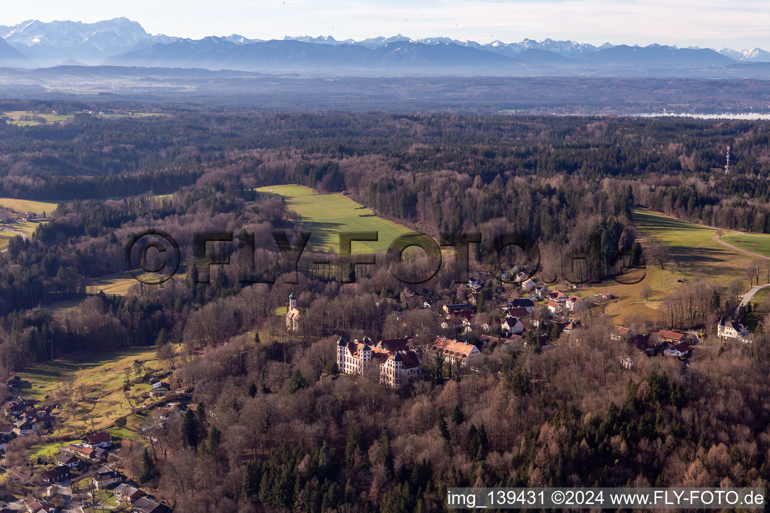 Vue aérienne de Château et chapelle de Marie Immaculée Conception à Eurasburg dans le département Bavière, Allemagne