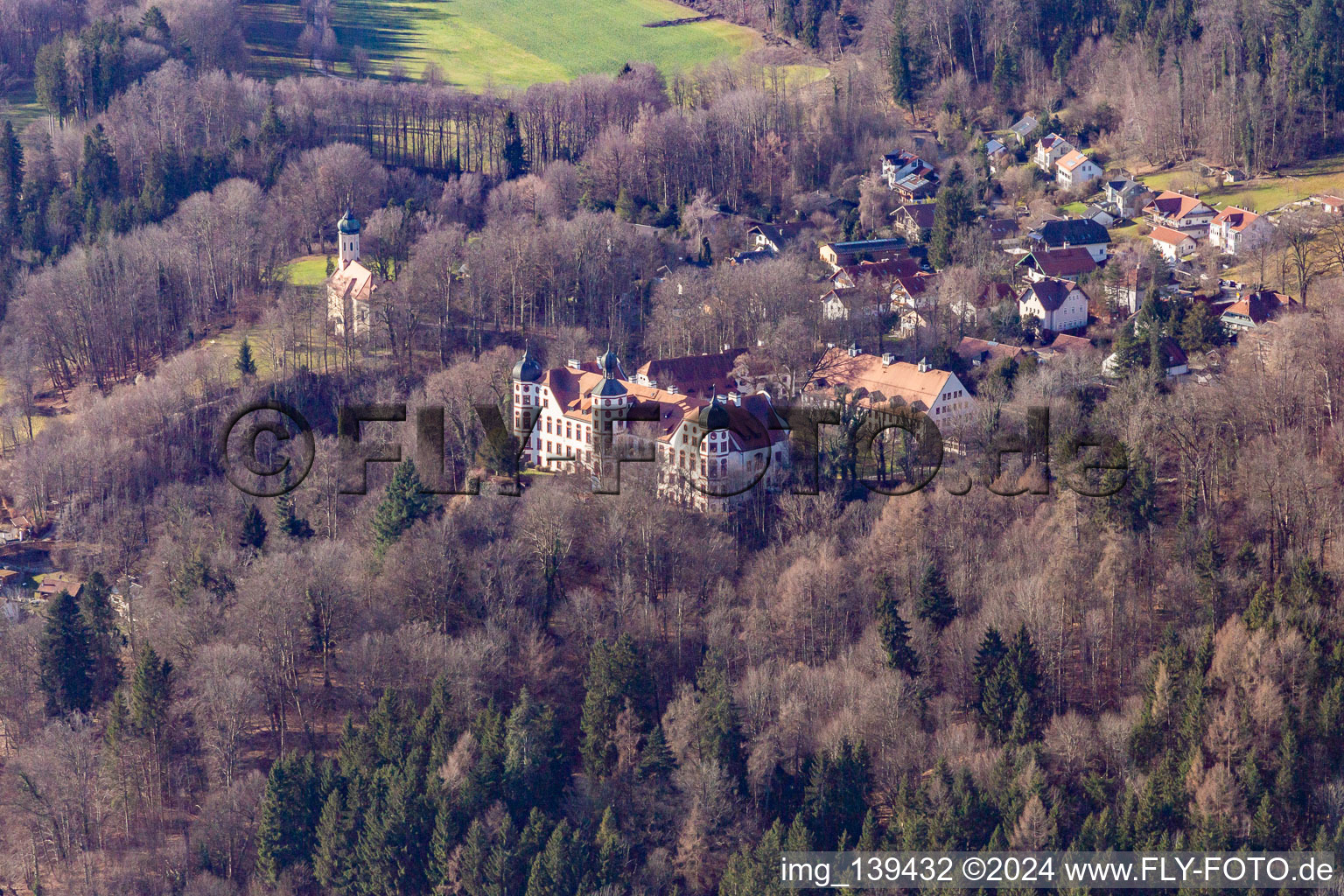 Vue aérienne de Château et chapelle de Marie Immaculée Conception à Eurasburg dans le département Bavière, Allemagne