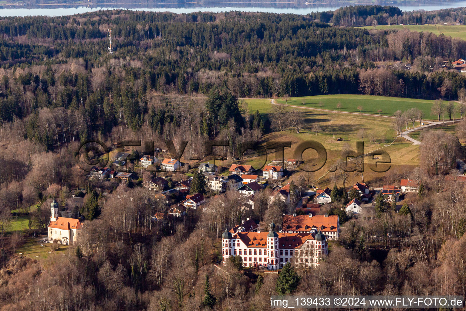 Photographie aérienne de Château et chapelle de Marie Immaculée Conception à Eurasburg dans le département Bavière, Allemagne