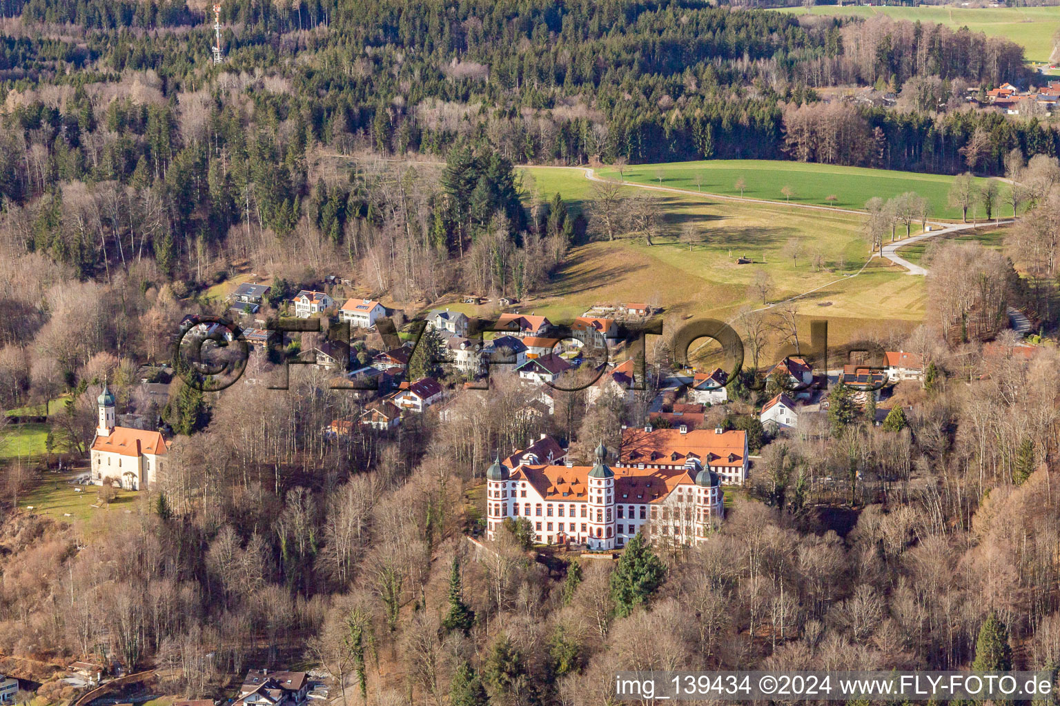 Vue oblique de Château et chapelle de Marie Immaculée Conception à Eurasburg dans le département Bavière, Allemagne