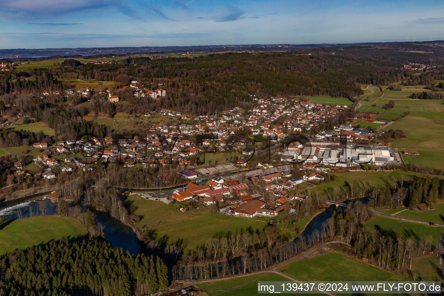 Vue aérienne de Du sud à Eurasburg dans le département Bavière, Allemagne