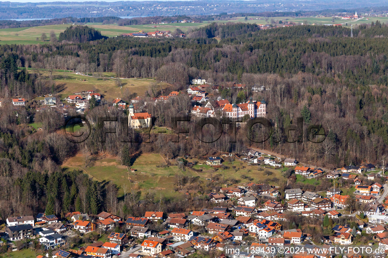 Château et chapelle de Marie Immaculée Conception à Eurasburg dans le département Bavière, Allemagne d'en haut