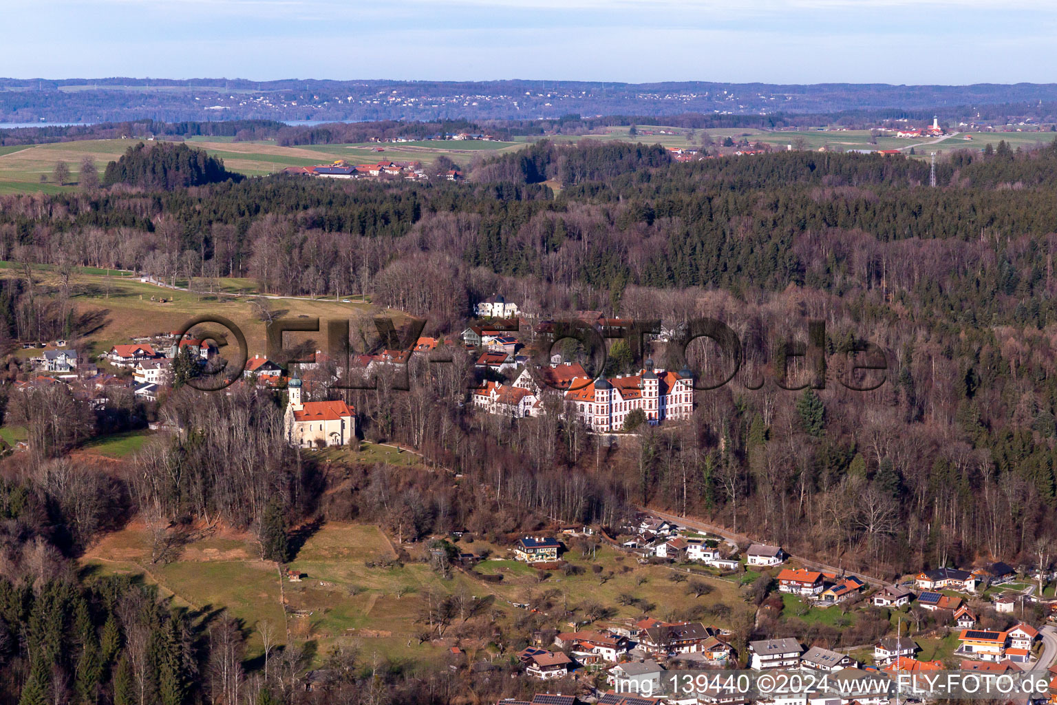 Château et chapelle de Marie Immaculée Conception à Eurasburg dans le département Bavière, Allemagne hors des airs