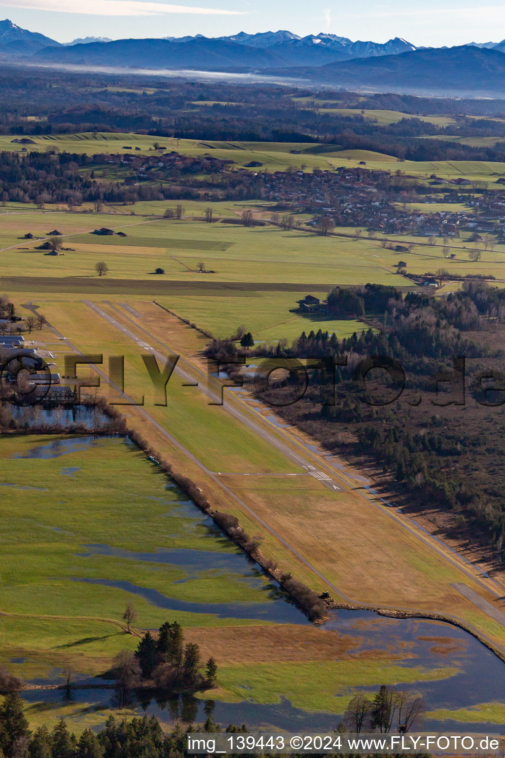 Vue aérienne de Aérodrome de planeurs Königsdorf à le quartier Wiesen in Königsdorf dans le département Bavière, Allemagne