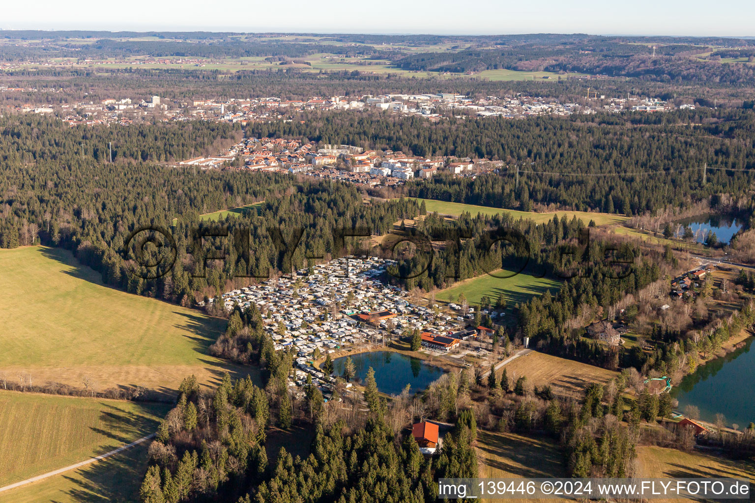 Vue aérienne de Terrain de camping Königsdorf au lac Bibisee à le quartier Wiesen in Königsdorf dans le département Bavière, Allemagne