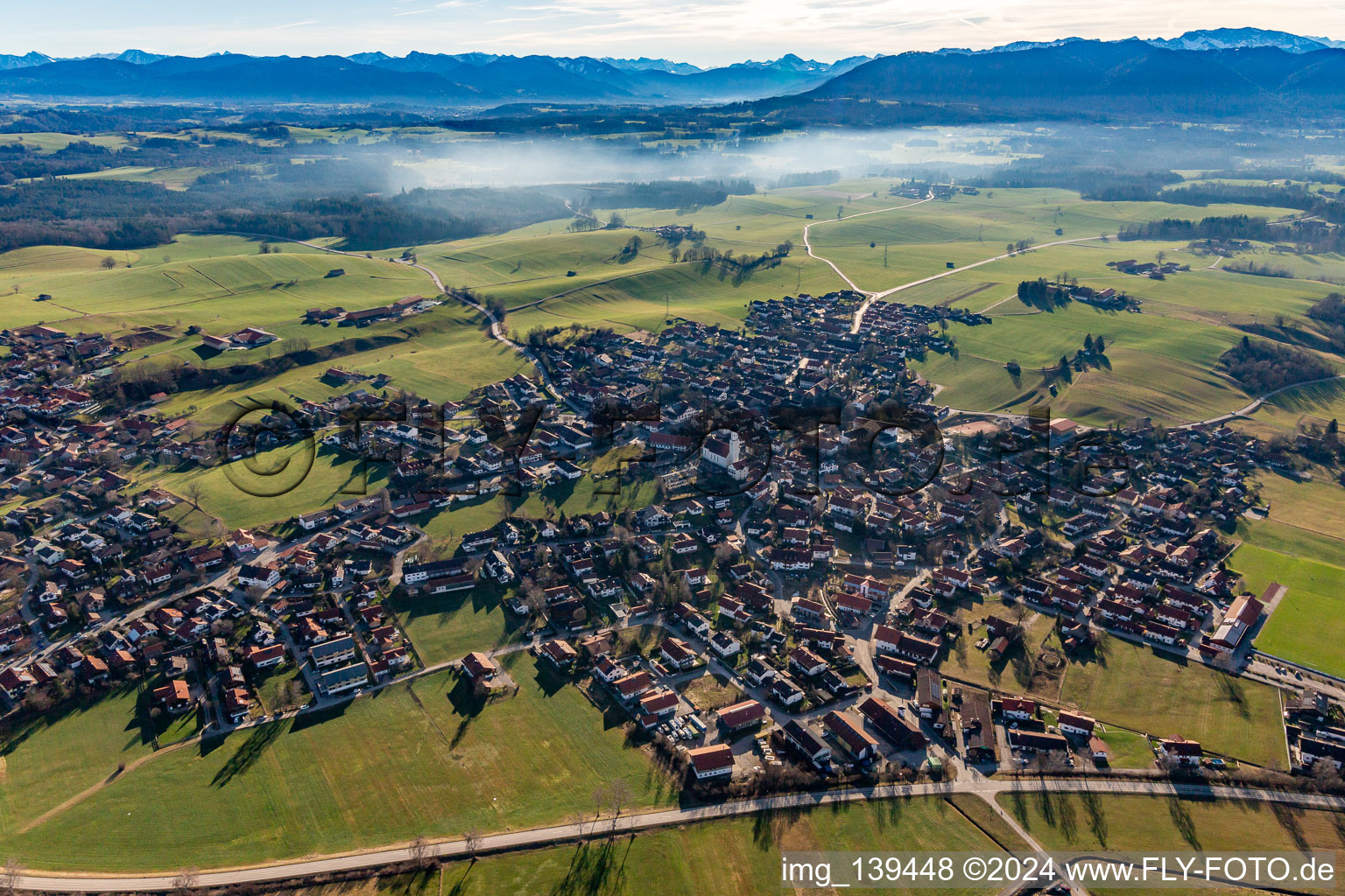 Vue aérienne de Du nord-ouest à Königsdorf dans le département Bavière, Allemagne