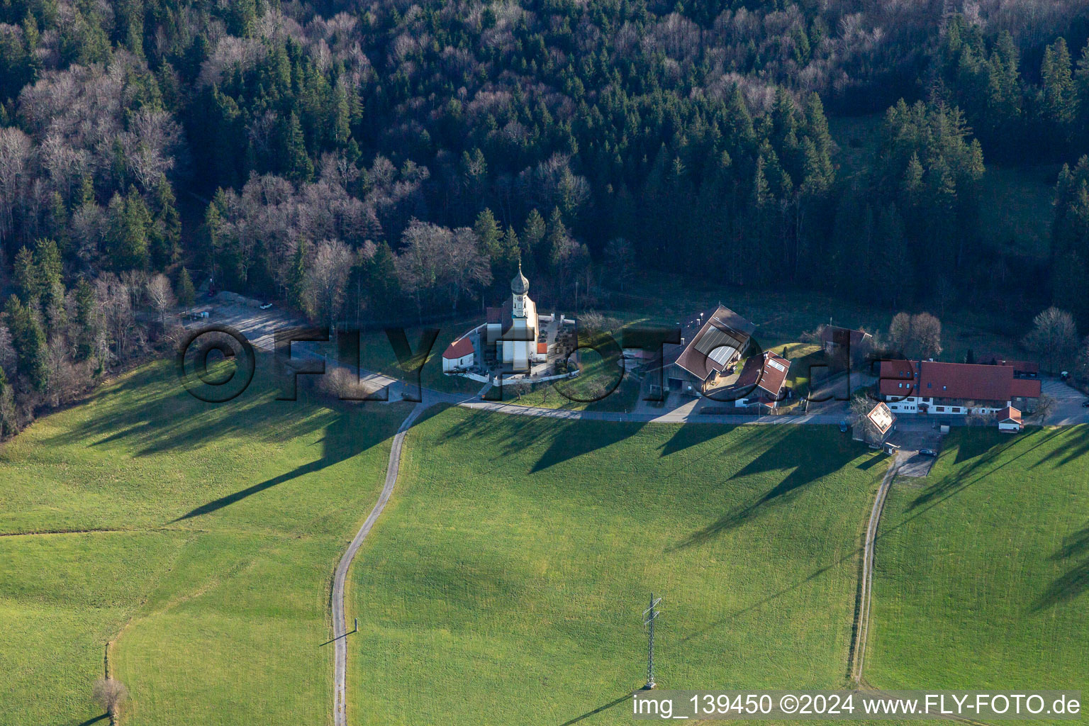 Vue aérienne de Saint Johann Babtiste à le quartier Oberfischbach in Wackersberg dans le département Bavière, Allemagne