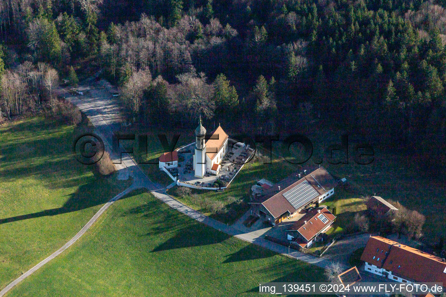 Vue aérienne de Saint Johann Babtiste à le quartier Oberfischbach in Wackersberg dans le département Bavière, Allemagne