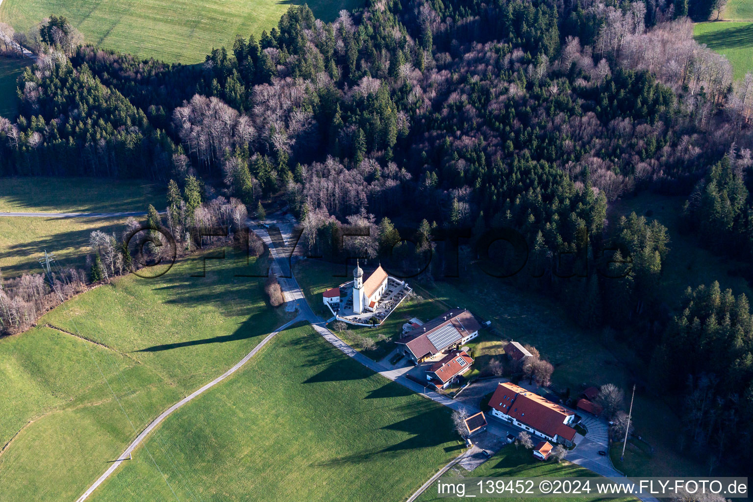 Photographie aérienne de Saint Johann Babtiste à le quartier Oberfischbach in Wackersberg dans le département Bavière, Allemagne