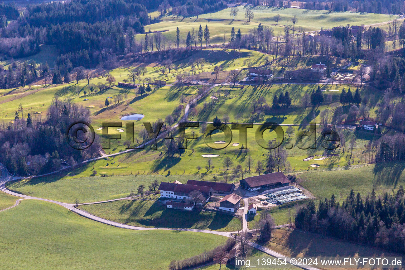 Vue aérienne de Tölzer Golfclub eV à le quartier Oberfischbach in Wackersberg dans le département Bavière, Allemagne