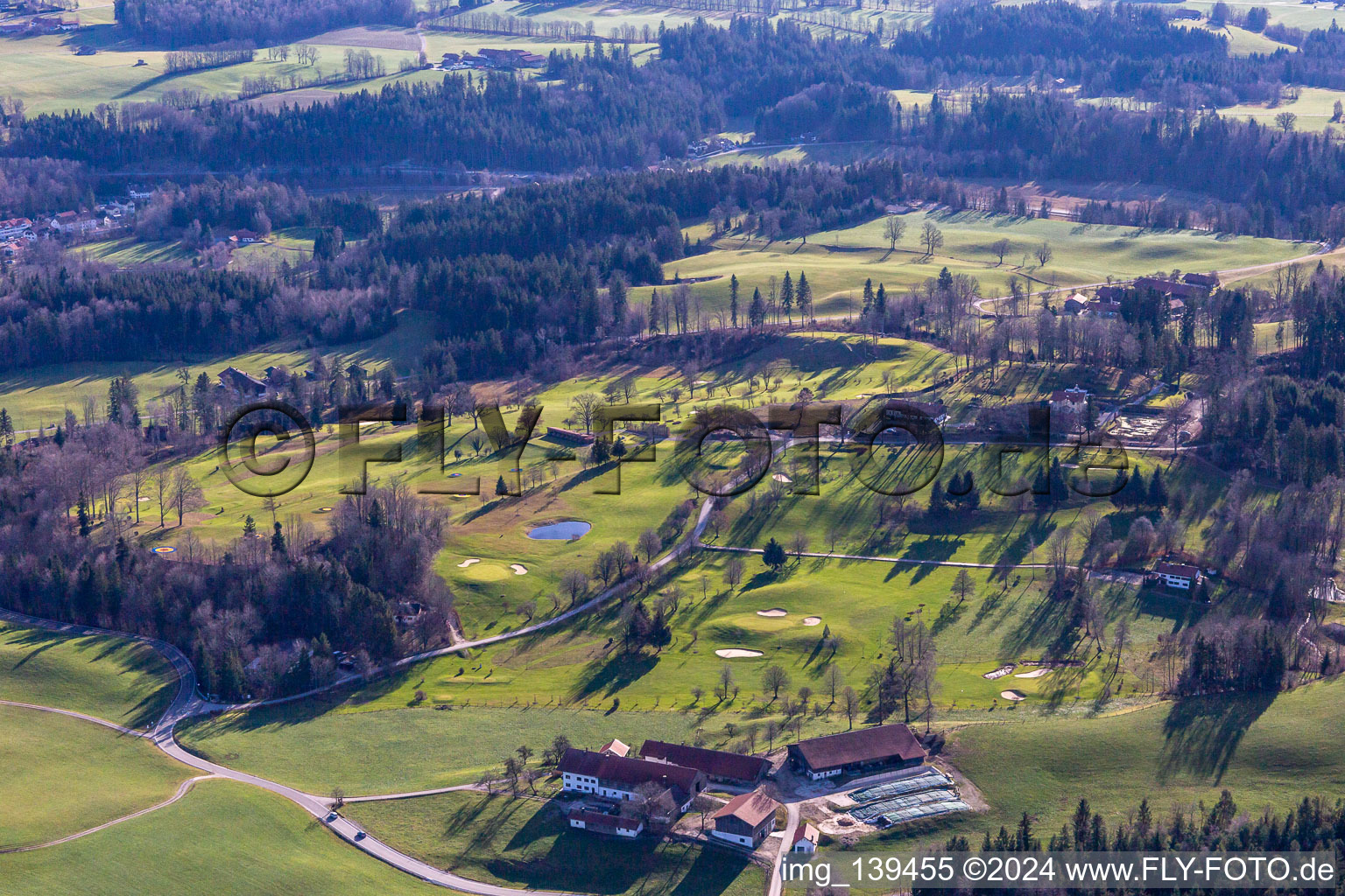 Vue aérienne de Tölzer Golfclub eV à le quartier Oberfischbach in Wackersberg dans le département Bavière, Allemagne