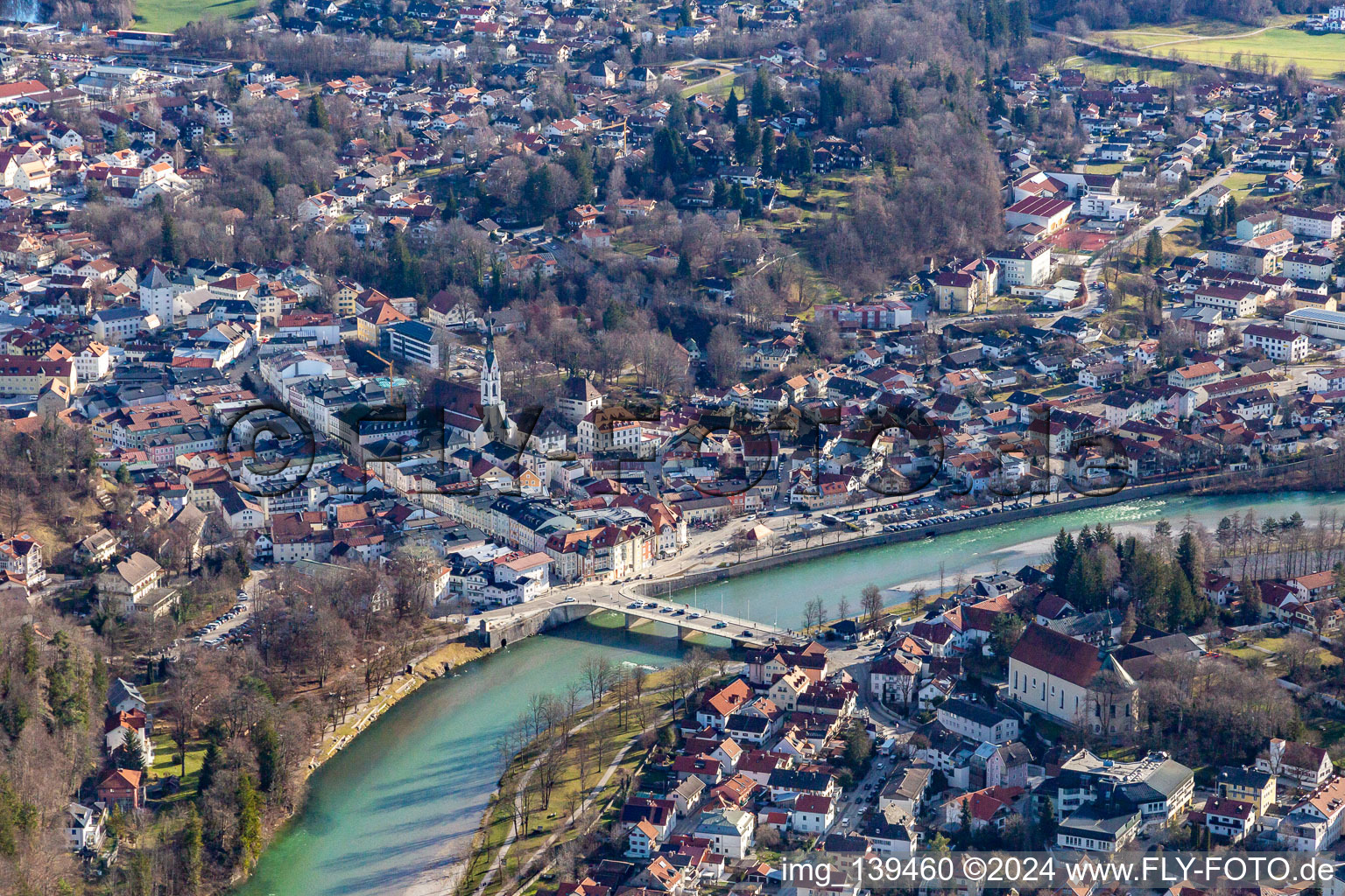 Vue aérienne de Vieille ville avec pont de l'Isar à Bad Tölz dans le département Bavière, Allemagne