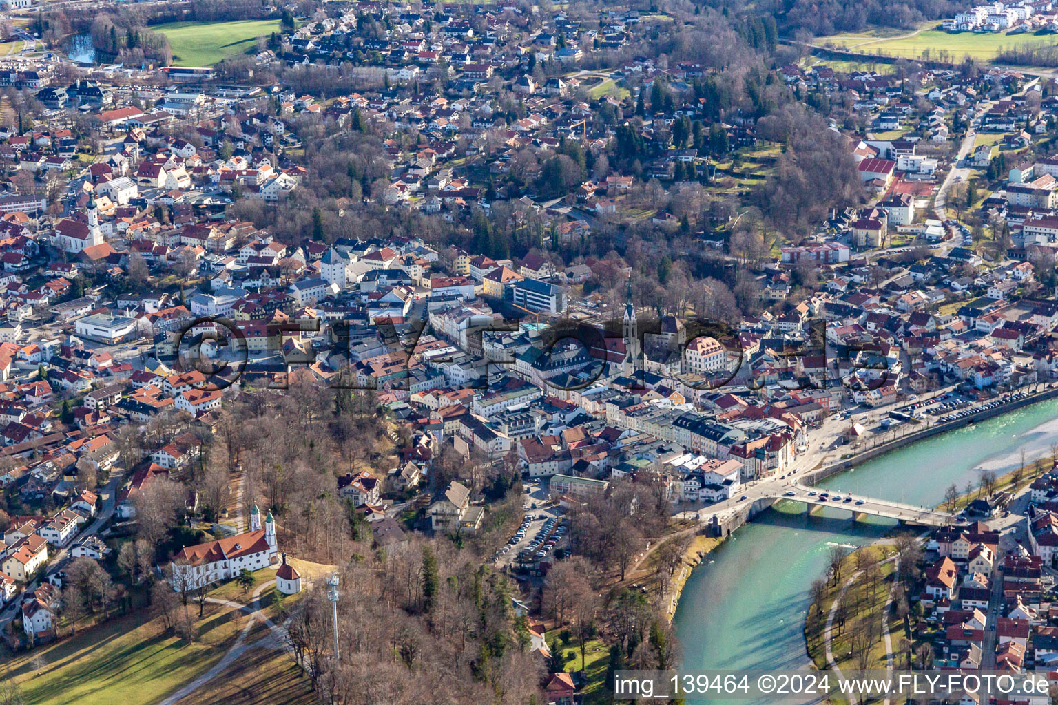 Vue aérienne de Vieille ville avec pont de l'Isar à Bad Tölz dans le département Bavière, Allemagne