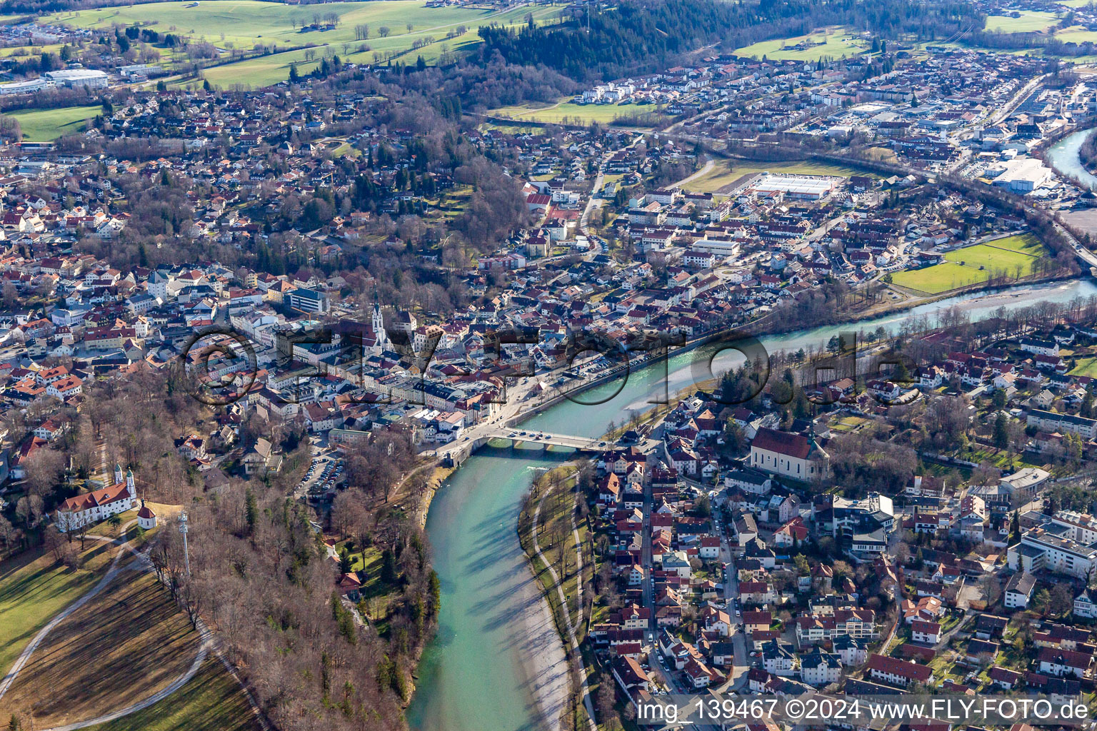 Photographie aérienne de Vieille ville avec pont de l'Isar à Bad Tölz dans le département Bavière, Allemagne